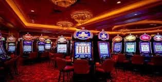 Adegan permainan live casino dengan dealer profesional, visual intim dan jelas